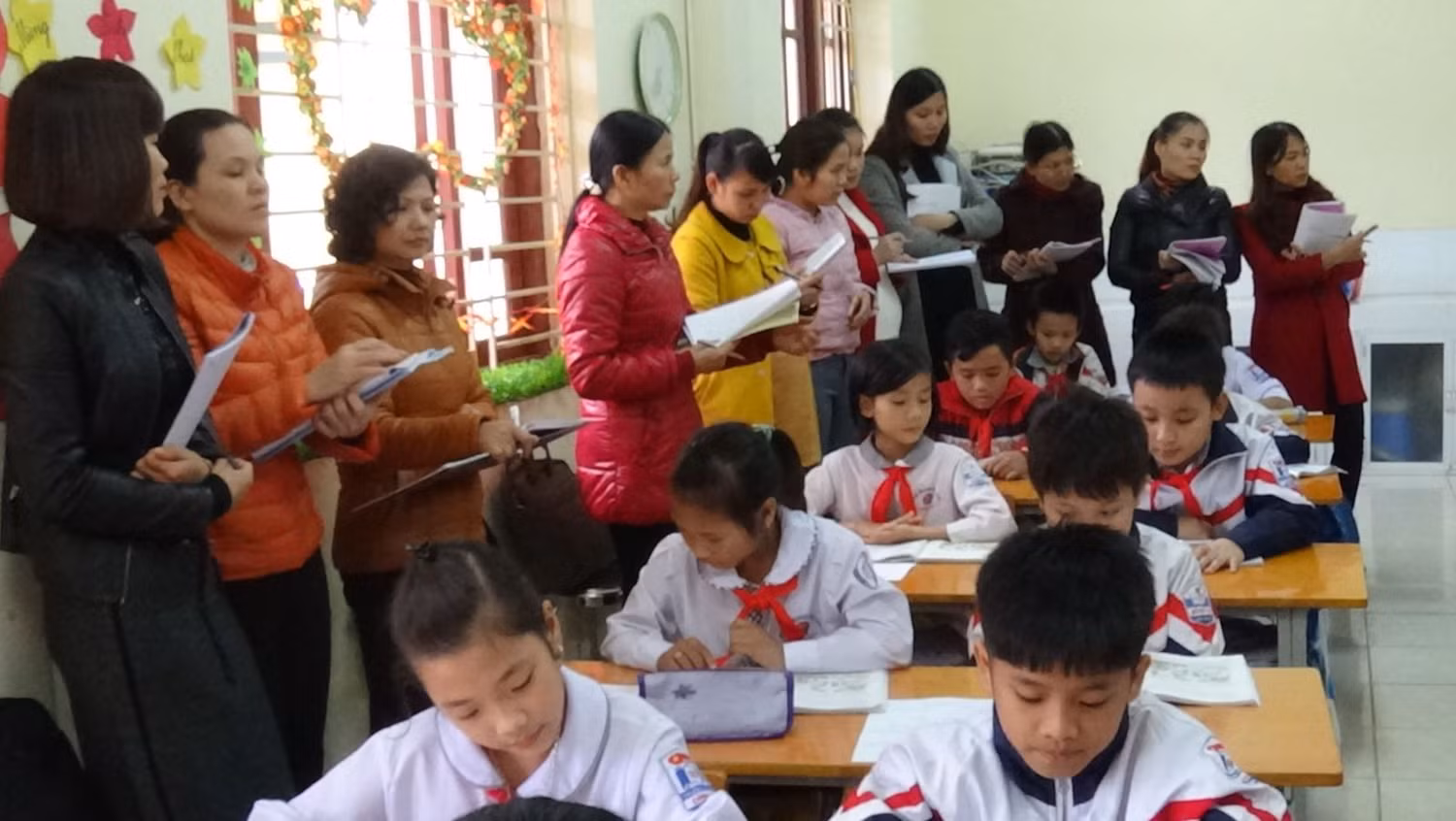 Giáo viên dự giờ (Ảnh Phòng Giáo dục Bắc Giang)