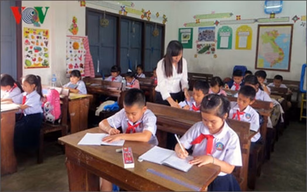 Nhiều khi giáo viên phải ngưng bài dạy chỉ vì thu tiền (Ảnh minh họa vov.vn)