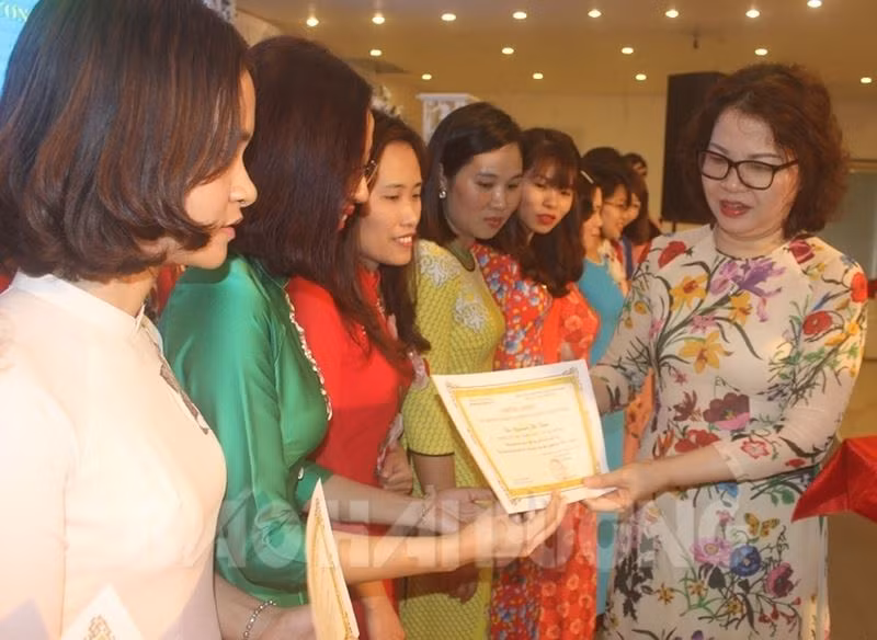 Lãnh đạo Sở Giáo dục và Đào tạo Hải Dương trao giấy chứng nhận cho các giáo viên (Ảnh minh họa từ Báo Hải Dương)