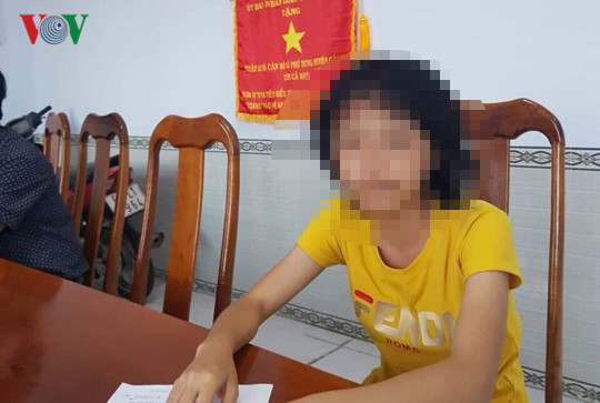 Bé Ngân được đưa đến đồn công an tỉnh Cà Mau (Ảnh VOV). Bé Ngân được đưa đến đồn công an tỉnh Cà Mau (Ảnh VOV).