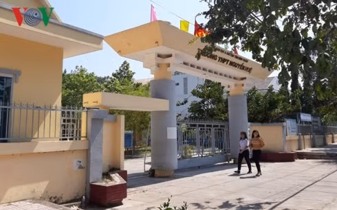 Trường Trung học phổ thông Nguyễn Huệ thị xã La Gi nơi phát hiện sự cố lộ đề thi (Ảnh VOV)