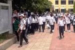 Kết thúc môn thi ngày 4/6 thì nhiều thí sinh ở Quảng Bình nhận được thông báo về việc thi lại môn Ngữ văn vào ngày 5/6. Ảnh:Nguyên Phong