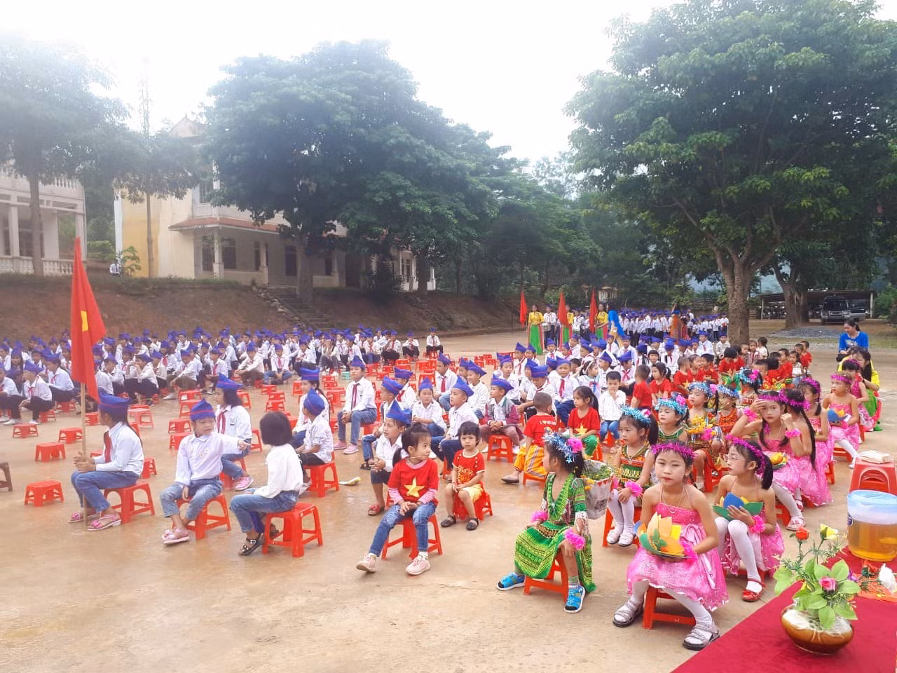 Đội văn nghệ (mầm non, tiểu học, cấp 2) cùng góp tiết mục trong buổi lễ khai giảng (Ảnh CTV)
