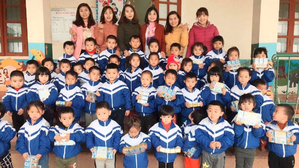 Cô hiệu trưởng (đứng giữa mặc áo khoác đỏ quàng khăn) và Giáo viên, học sinh Trường Mầm non Na Ngoi 1 (Ảnh CTV)