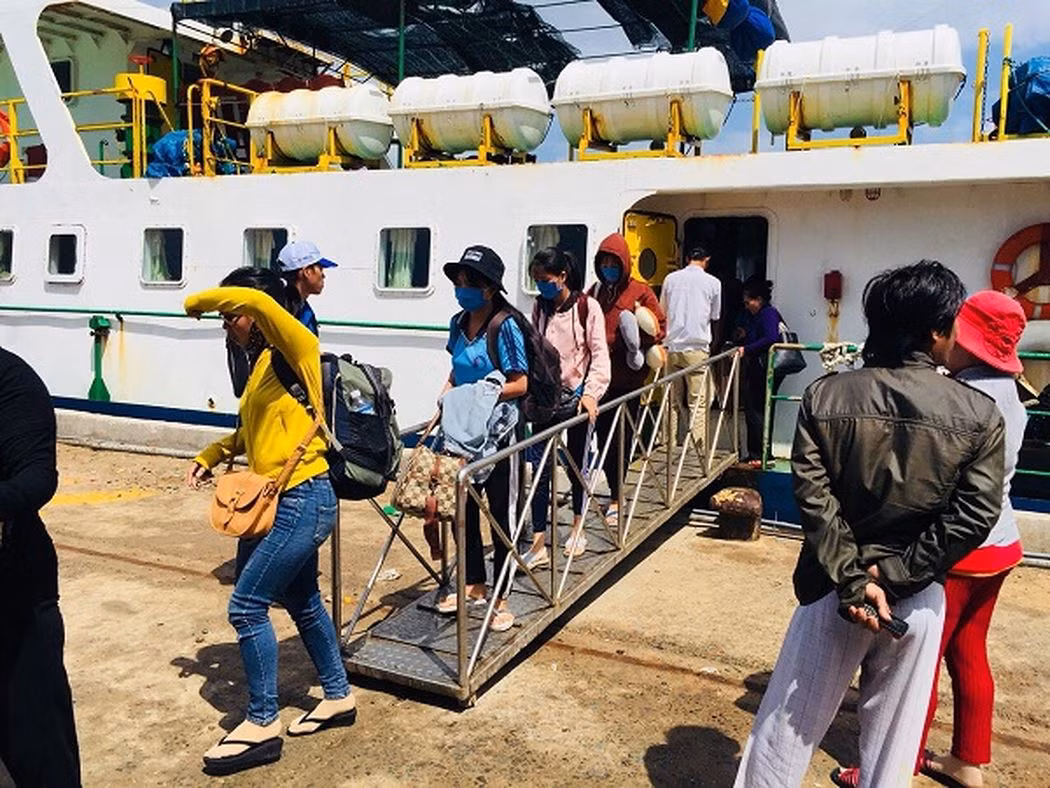 Các em học sinh huyện đảo Phú Quý đi tàu vào đất liền để tham dự kỳ thi trung học phổ thông quốc gia (Ảnh: tác giả ). Các em học sinh huyện đảo Phú Quý đi tàu vào đất liền để tham dự kỳ thi trung học phổ thông quốc gia (Ảnh: tác giả ).