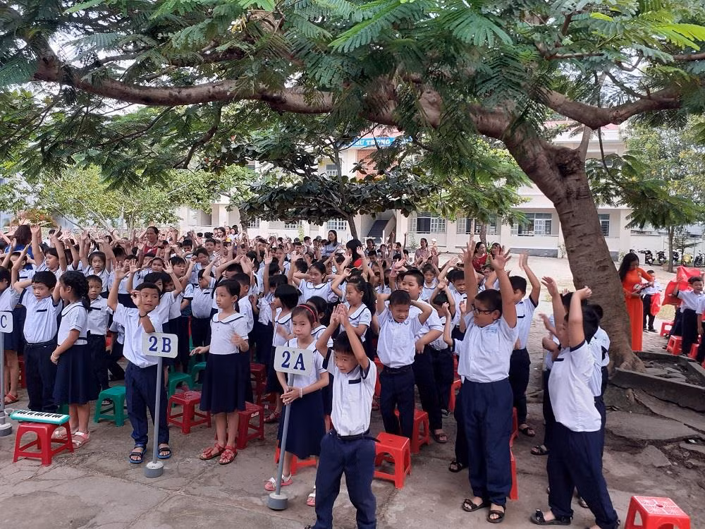 Học sinh đang chơi trò chơi trong phần hội (Ảnh tác giả)