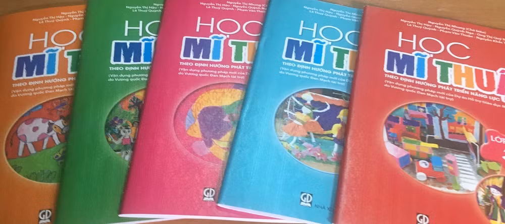 Sách Mỹ thuật mới vừa được thay trong năm học này trước thềm thay sách (Ảnh tác giả).