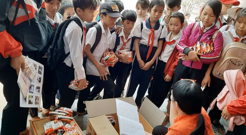 Thầy trò Trường Bế Văn Đàn tất bật nấu bánh chưng tặng học sinh vui Tết ảnh 2