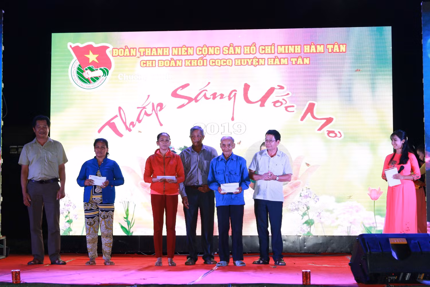 Mỗi hoàn cảnh được trao 35 triệu đồng (Ảnh tác giả) Mỗi hoàn cảnh được trao 35 triệu đồng (Ảnh tác giả)