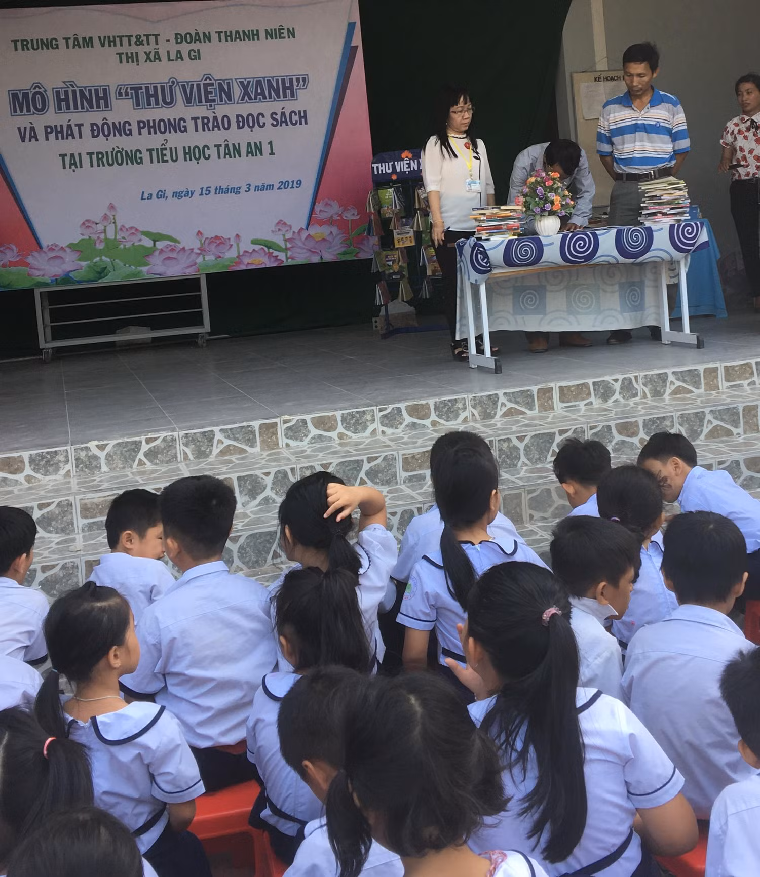 Ông Trần Hiếu Nam Phó giám đốc Trung tâm Văn hóa &amp; Thể thao đã kí bàn giao 1000 cuốn sách cho nhà trường (Ảnh tác giả)