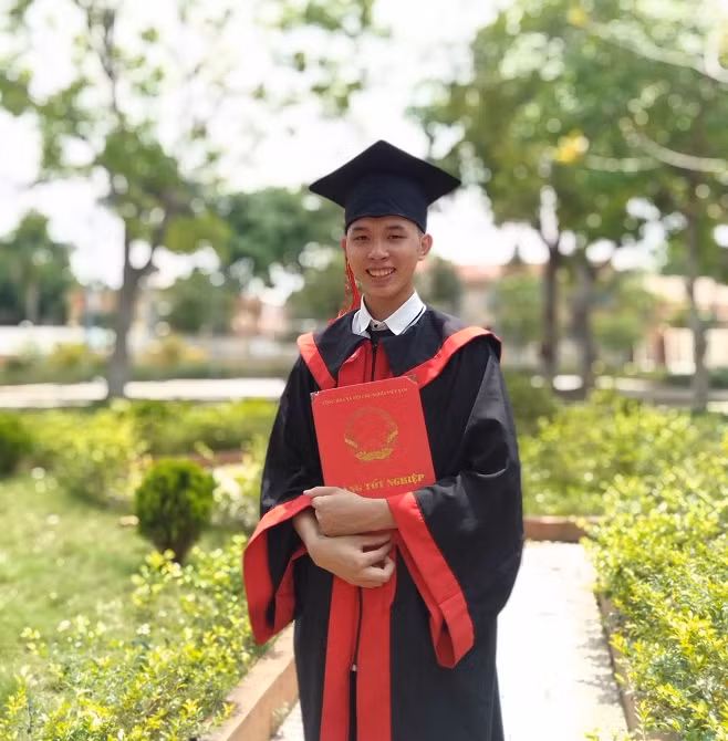 Hà Văn Huy trong buổi lễ tốt nghiệp (Ảnh nhân vật cung cấp) Hà Văn Huy trong buổi lễ tốt nghiệp (Ảnh nhân vật cung cấp)