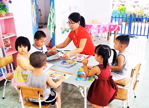 Cần ở giáo viên lòng nhiệt huyết, vị tha hơn hẳn mấy cái chúng chỉ vô cảm kia. Ảnh Báo Khánh Hòa)