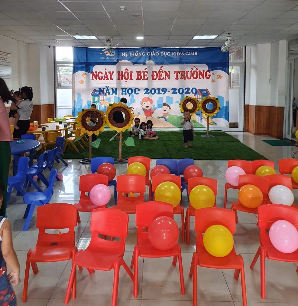 Sân khấu để các bé ca hát và chụp hình lưu niệm (Ảnh CTV) Sân khấu để các bé ca hát và chụp hình lưu niệm (Ảnh CTV)
