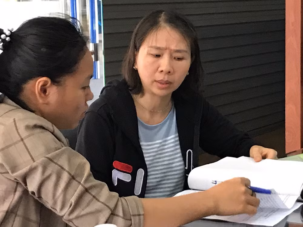 Cô giáo Hoa Anh mặc áo đen (Ảnh CTV)