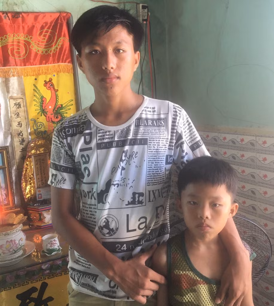 Hai anh em bên bàn thờ mẹ (Ảnh tác giả)