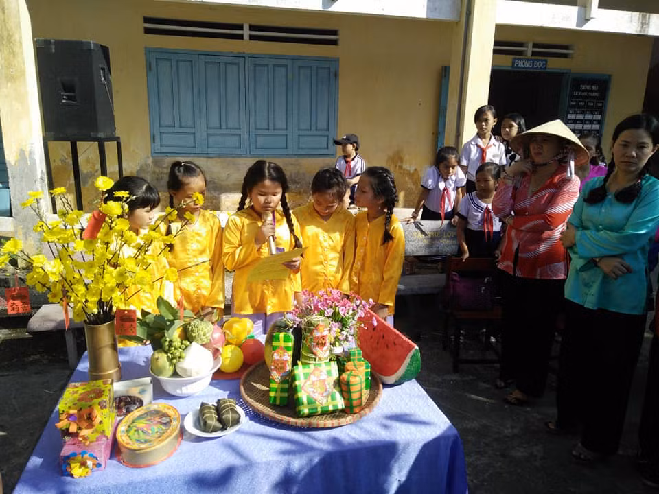 Học sinh luôn khao khát những hoạt động trải nghiệm thế này (Gói bánh mừng xuân một hoạt động trải nghiệm thú vị tại Trường Tiểu học Phước Hội 2 thị xã La Gi. Ảnh CTV)