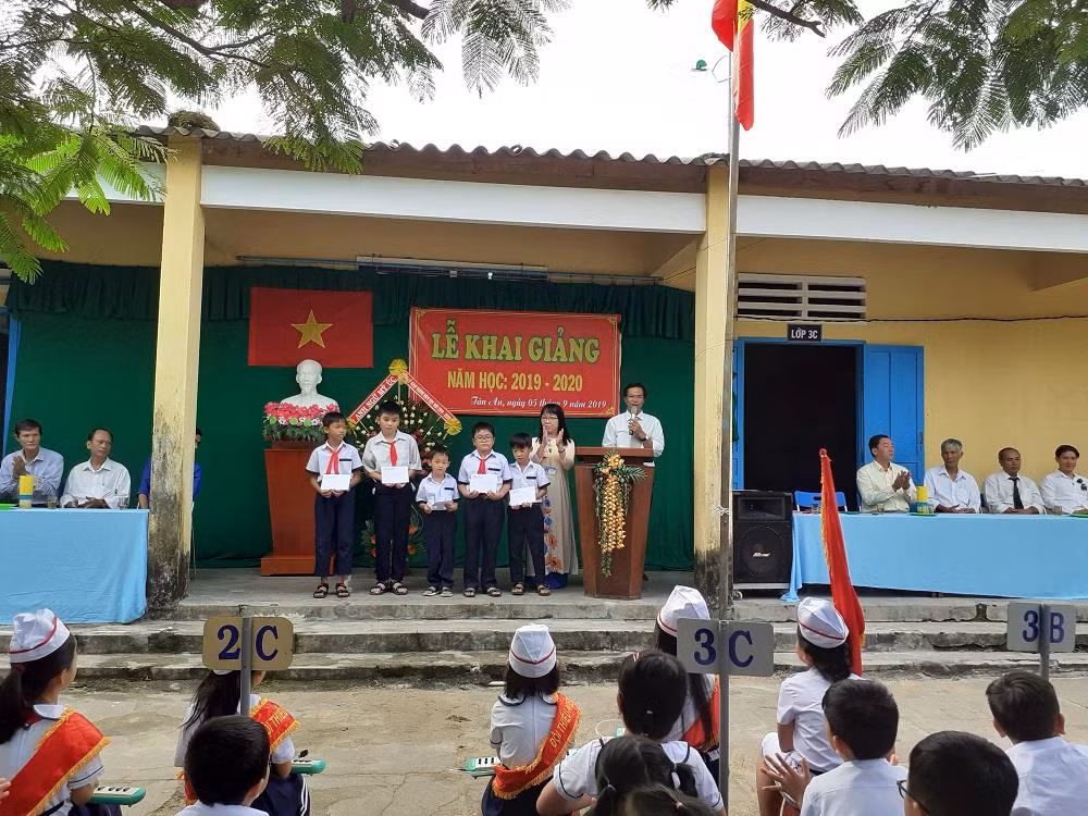 Phát học bổng cho học sinh có hoàn cảnh khó khăn (Ảnh tác giả)