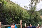 Thầy cô giáo vùng lũ gùi chữ đến trường (Ảnh:Vũ Ninh) Thầy cô giáo vùng lũ gùi chữ đến trường (Ảnh:Vũ Ninh)