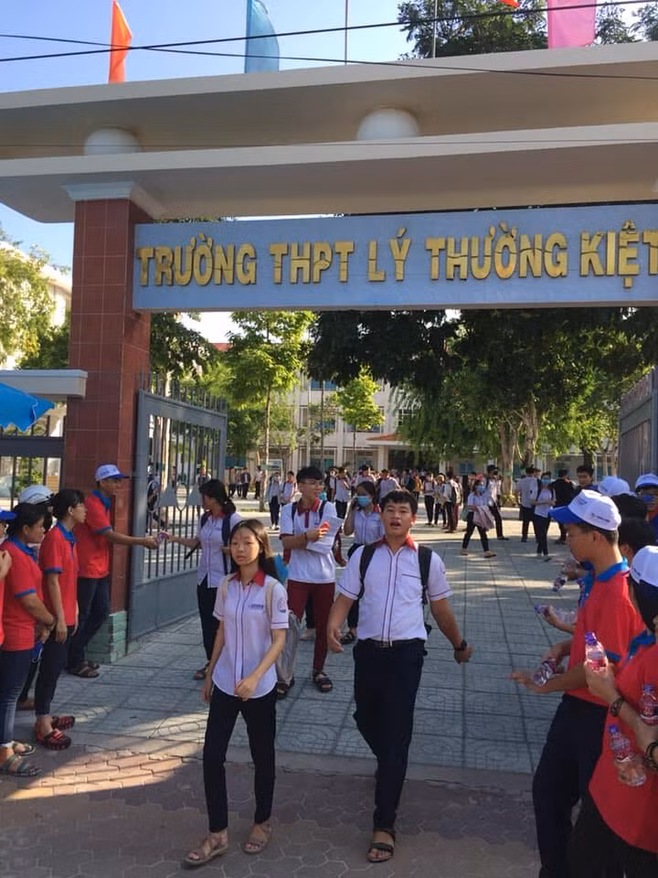 Học sinh tỉnh Bình Thuận trong ngày thi tốt nghiệp (ảnh CTV) Học sinh tỉnh Bình Thuận trong ngày thi tốt nghiệp (ảnh CTV)