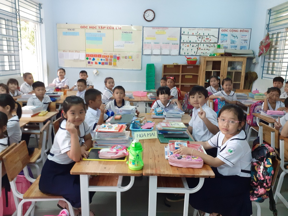 Học sinh lớp 1 mà xếp ngồi học nhóm kiểu này thì chẳng biết chất lượng sẽ đi về đâu? (Ảnh minh họa Phan Tuyết)