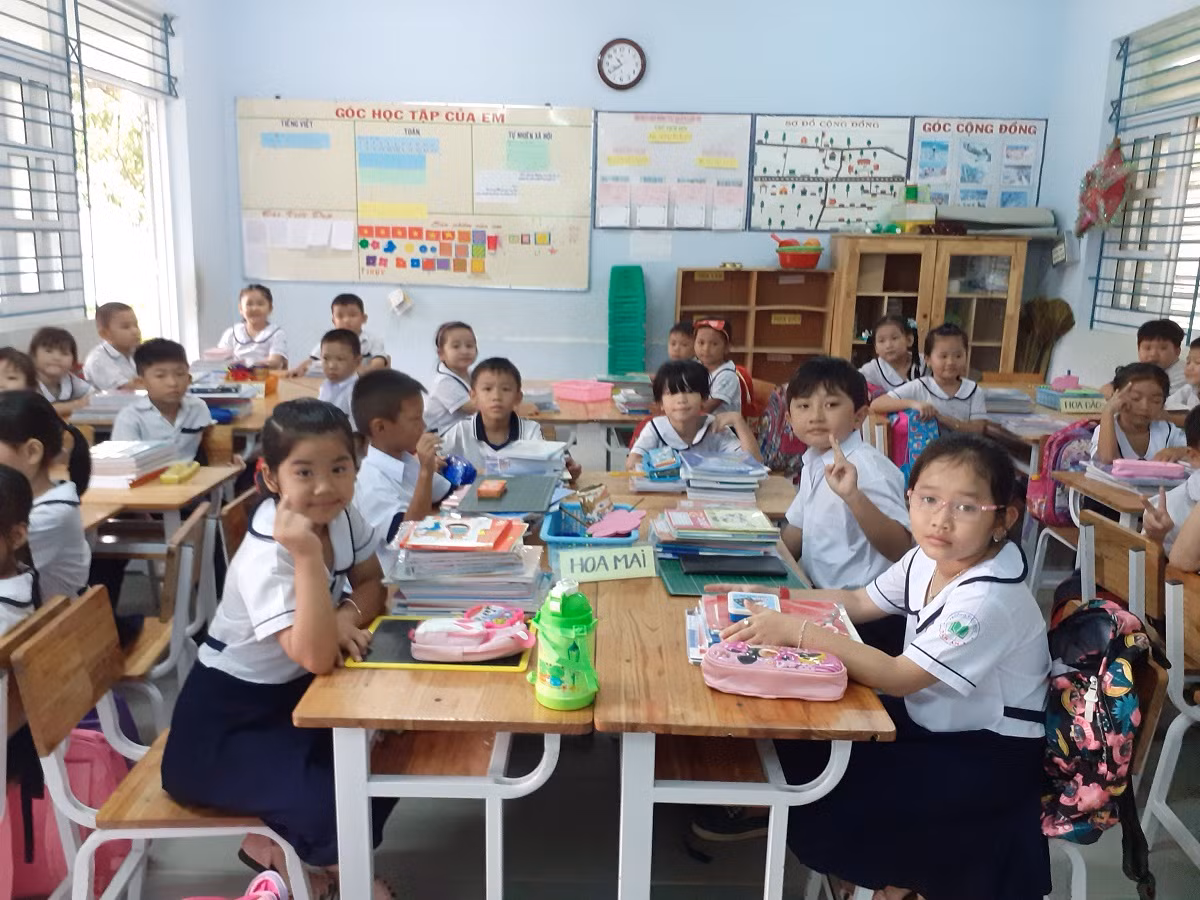Học sinh lớp 1 mà xếp ngồi học nhóm kiểu này thì chẳng biết chất lượng sẽ đi về đâu? (Ảnh minh họa Phan Tuyết) Học sinh lớp 1 mà xếp ngồi học nhóm kiểu này thì chẳng biết chất lượng sẽ đi về đâu? (Ảnh minh họa Phan Tuyết)