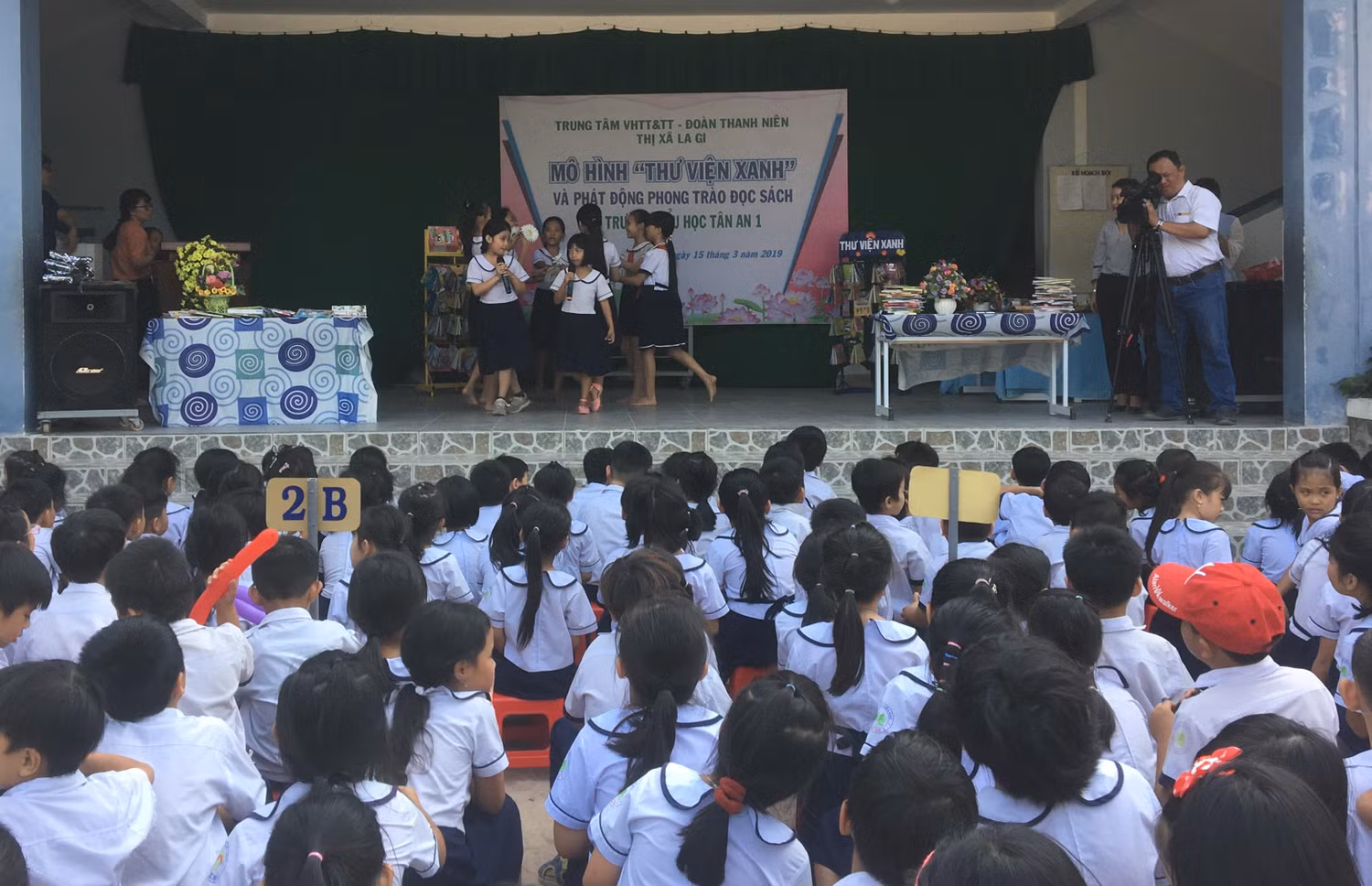 Học sinh Trường Tiểu học Tân An 1 thị xã La Gi trong chương trình "Mô hình thư viện xanh và phát động đọc sách" (Ảnh tác giả)