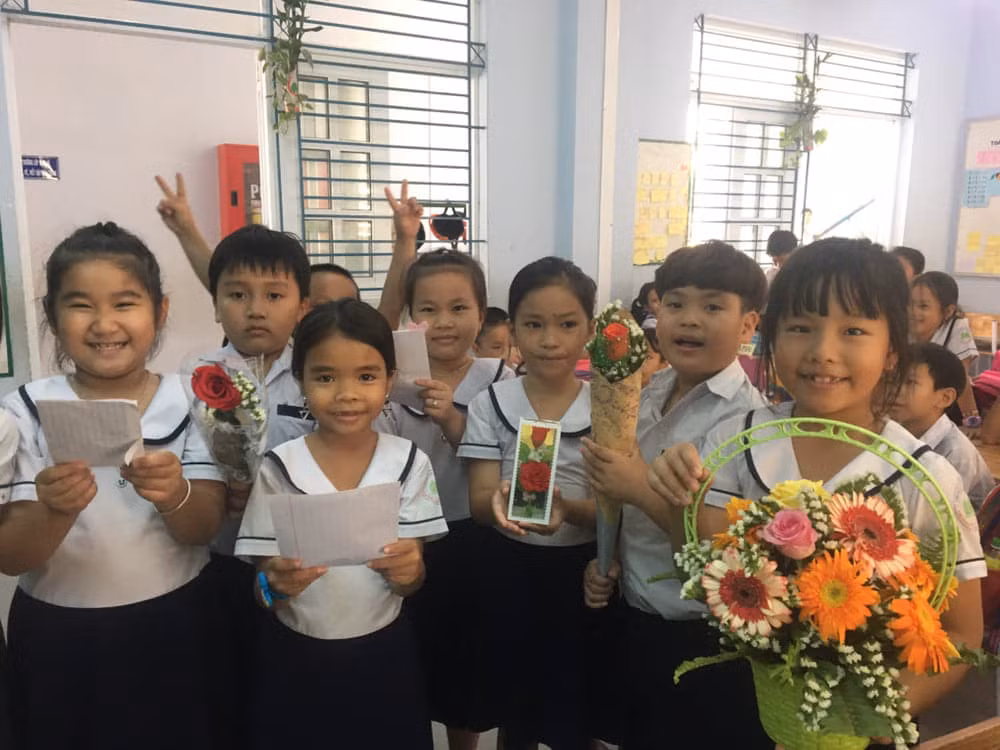 Đồng phục quần xanh (váy xanh) áo trắng của học sinh luôn đẹp nhất (Ảnh tác giả) Đồng phục quần xanh (váy xanh) áo trắng của học sinh luôn đẹp nhất (Ảnh tác giả)