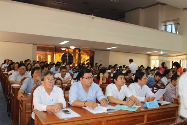 Giáo viên tập huấn (hình VOV)