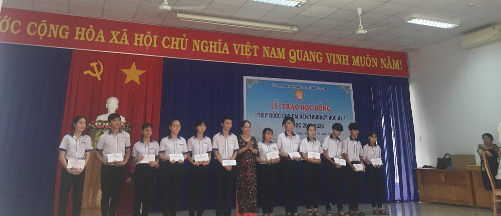 Học sinh, sinh viên nghèo được nhận học bổng tiếp bước đến trường (Ảnh CTV)