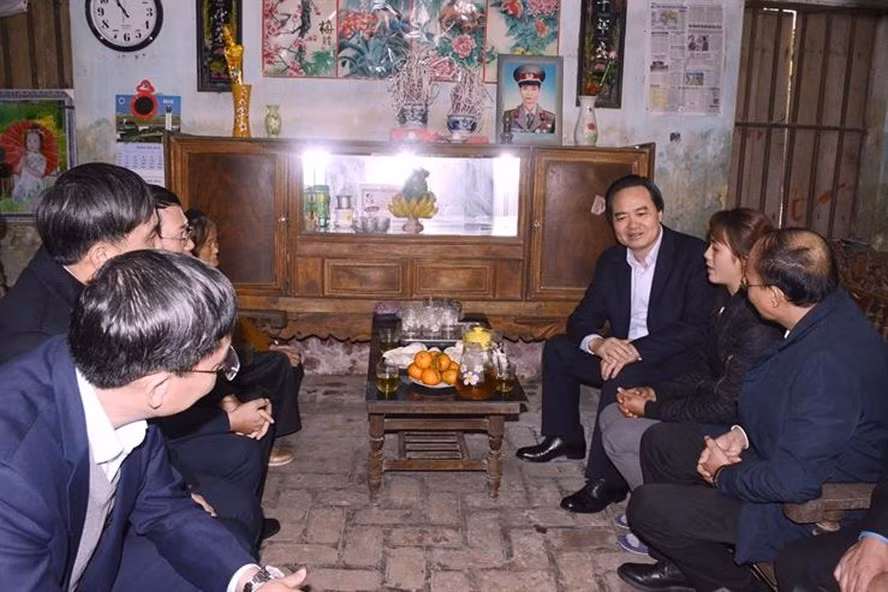 BỘ Giáo dục Phùng Xuân Nhạ lắng nghe chia sẻ của giáo viên (Ảnh minh họa: moet.gov.vn)