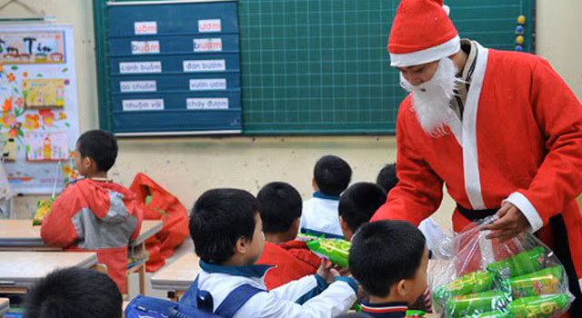 Thay vì ông già Noel tặng quà vài em thì nhà trường nên tổ chức tặng quà cho cả lớp (Ảnh minh họa VTV)