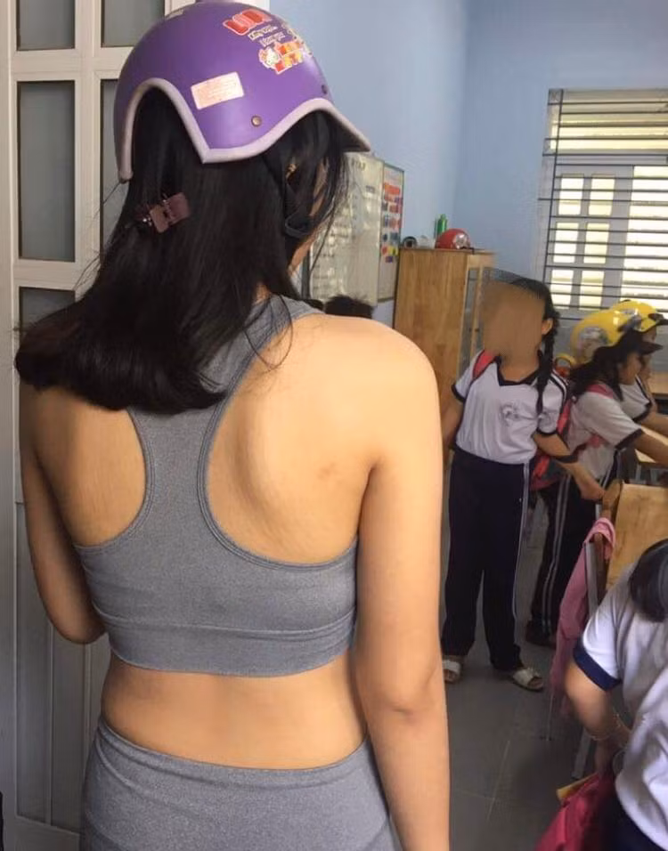 Phụ huynh mặc đồ gym đứng ở cửa lớp chờ con (Ảnh CTV)