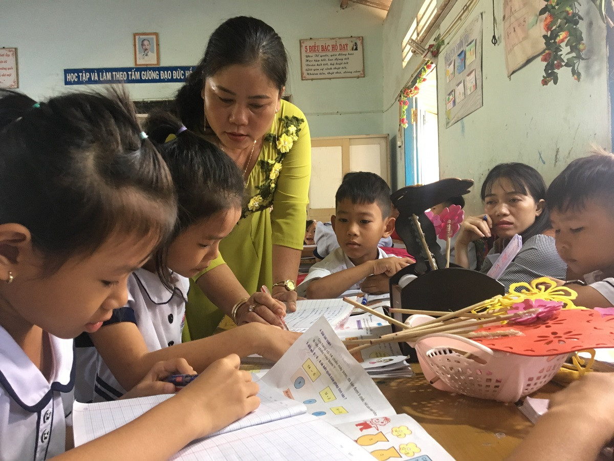 Giáo viên đang nghiệm thu sản phẩm của học sinh ở các nhóm (Tiết học theo mục tiêu phát triển năng lực của học sinh tại Trường Tiểu học Tân Bình thị xã La Gi tỉnh Bình Thuận. Ảnh Phan Tuyết) Giáo viên đang nghiệm thu sản phẩm của học sinh ở các nhóm (Tiết học theo mục tiêu phát triển năng lực của học sinh tại Trường Tiểu học Tân Bình thị xã La Gi tỉnh Bình Thuận. Ảnh Phan Tuyết)