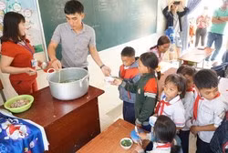 Những giáo viên cắm bản ngày ngày luôn chăm lo cho học sinh nhưng con cái của mình lại phải nhờ người thân chăm giúp. Các thầy cô luôn mong có được cái Tết về sum họp gia đình (Ảnh minh họa Báo Giáo dục và Thời đại) Những giáo viên cắm bản ngày ngày luôn chăm lo cho học sinh nhưng con cái của mình lại phải nhờ người thân chăm giúp. Các thầy cô luôn mong có được cái Tết về sum họp gia đình (Ảnh minh họa Báo Giáo dục và Thời đại)