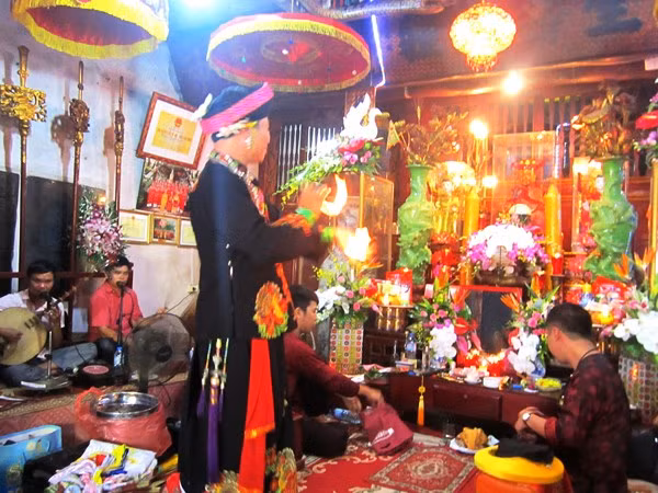 Hầu đồng là một tín ngưỡng bản địa sử dụng rất nhiều vàng mã, ảnh minh họa: tuyengiao.vn.