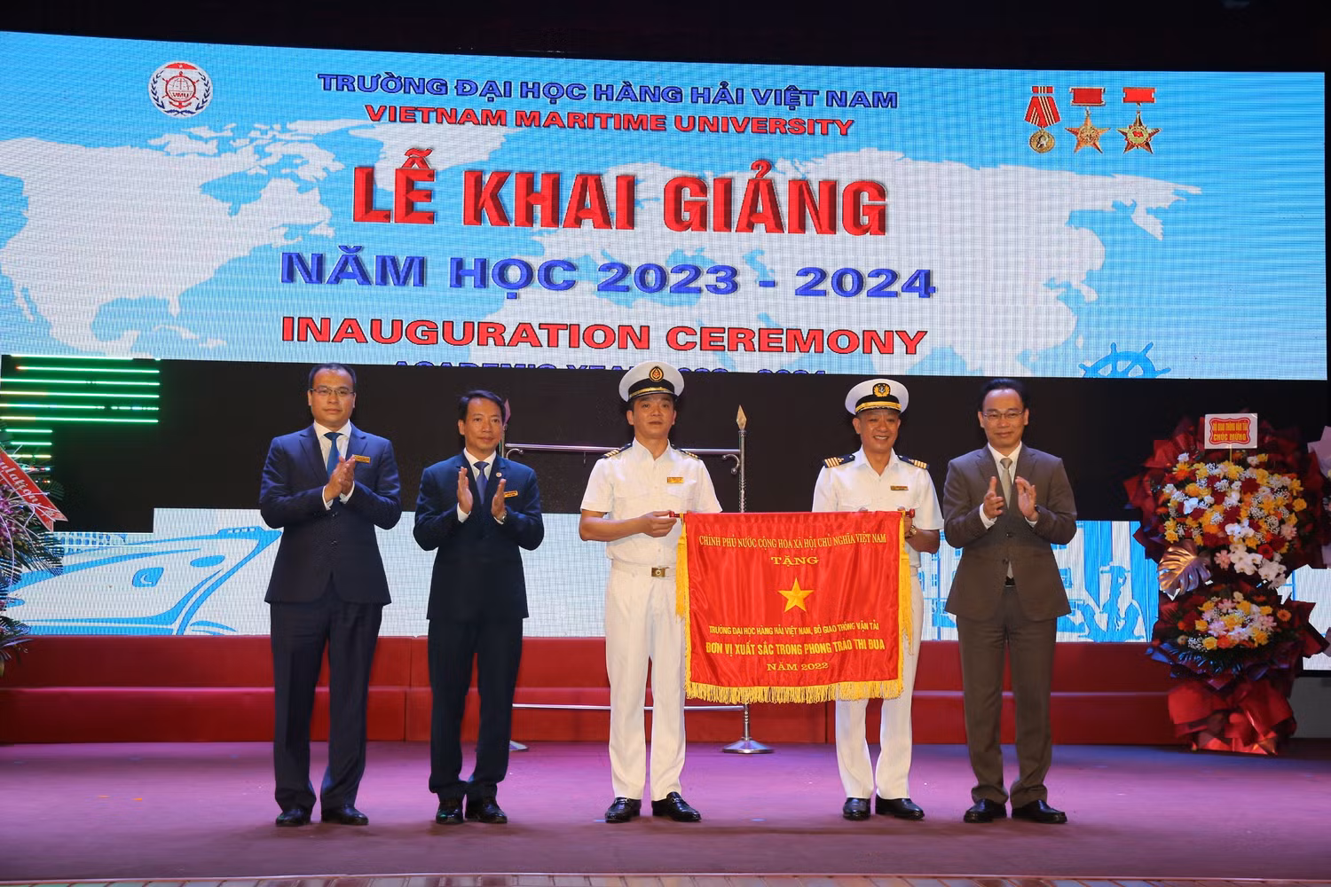 Trường Đại học Hàng hải Việt Nam đón nhận cờ thi đua Chính phủ (Ảnh: LT)