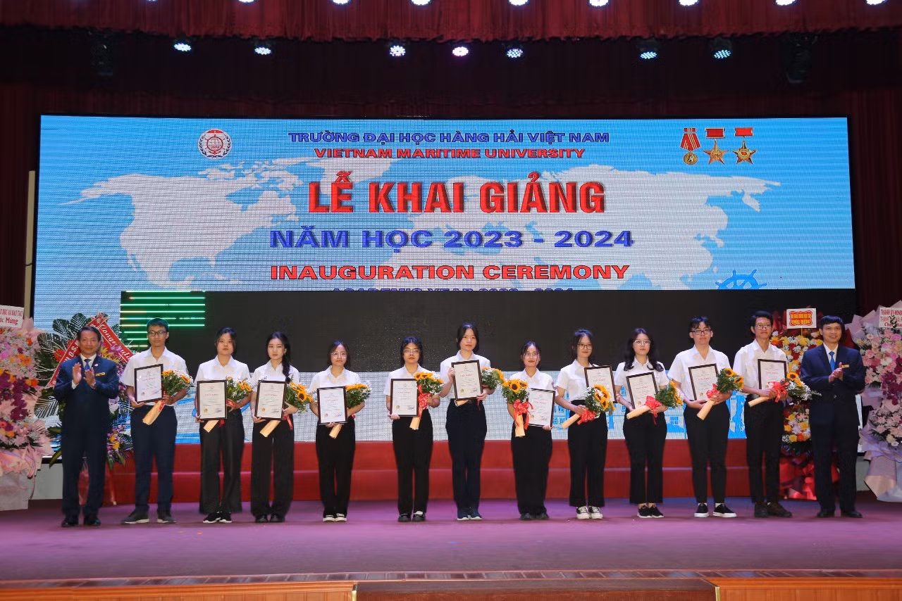 Lãnh đạo nhà trường khen thưởng 11 sinh viên Khoá 64 có kết quả thi cao (Ảnh: LT)