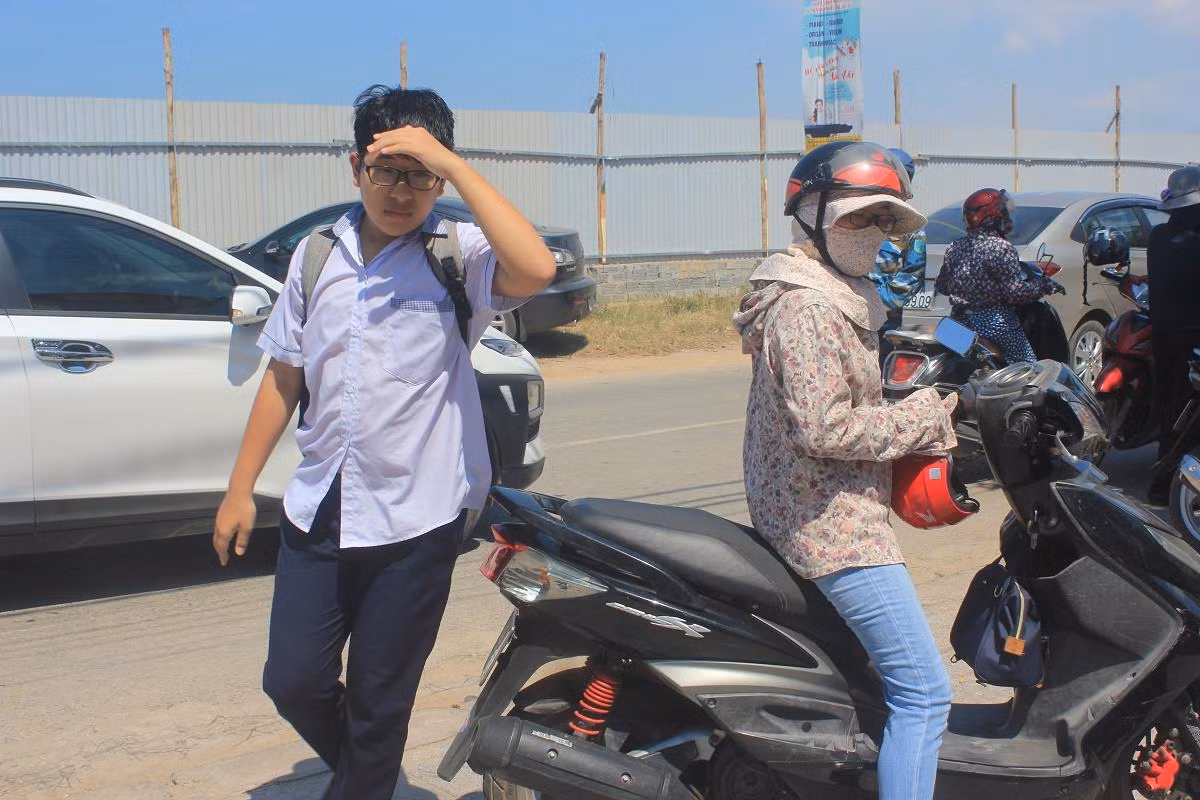 Nhiều học sinh đến điểm thi từ sớm để chuẩn bị tâm lý làm bài tốt hơn.
