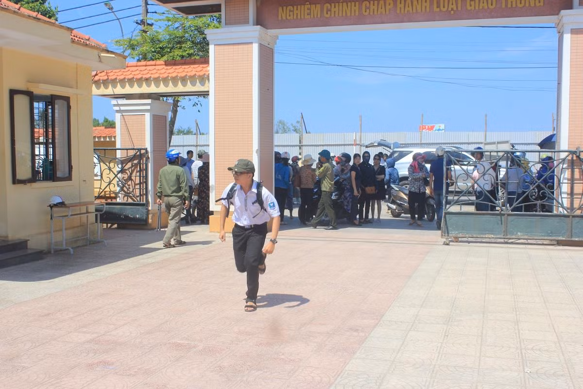 Một học sinh chạy vào phòng thi cho kịp giờ.