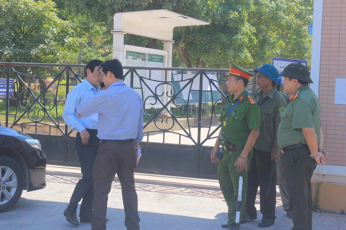 Lãnh đạo Ban chỉ đạo thi tỉnh Quảng Bình đến kiểm tra công tác an ninh trật tự tại một Hội đồng thi.