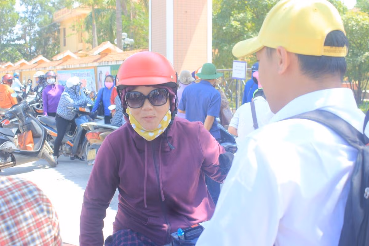 Phụ huynh ngồi đợi con ở bên ngoài các điểm thi.