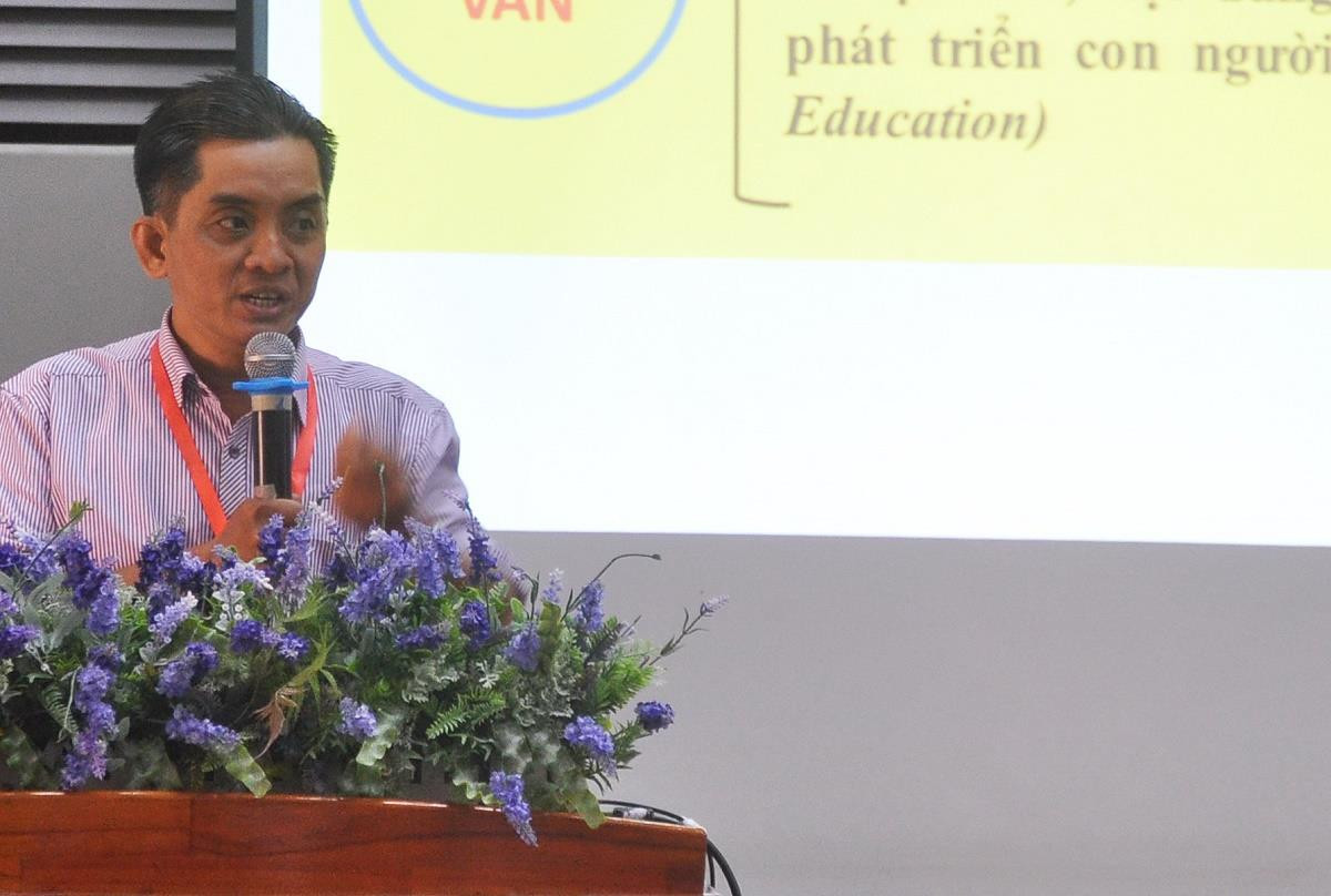 Tiến sĩ Nguyễn Thành Nhân (Đại học Quốc gia thành phố Hồ Chí Minh) nhấn mạnh rằng: nhân văn là giá trị cốt lõi của một nền giáo dục nhân bản và khai phóng. Ảnh: TN Tiến sĩ Nguyễn Thành Nhân (Đại học Quốc gia thành phố Hồ Chí Minh) nhấn mạnh rằng: nhân văn là giá trị cốt lõi của một nền giáo dục nhân bản và khai phóng. Ảnh: TN