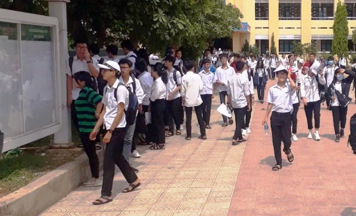 Giám đốc sở Giáo dục Quảng Bình nói gì về 6.400 thí sinh phải thi lại môn Văn?