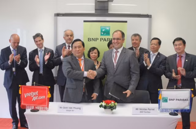 Ông Đinh Việt Phương – Phó Tổng giám đốc VietJetAir và Ông Nicolas Parrot -Đồng Giám đốc Giao thông, Vận tải, Ngân hàng Đầu tư Khu vực Châu Á Thái bình dương, Ngân hàng BNP Paribas thực hiện nghi thức ký kết (nguồn Vietjet Air)