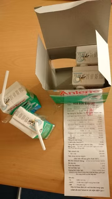 Hộp sữa chị H mua còn nguyên hóa đơn thanh toán tại siêu thị Hộp sữa chị H mua còn nguyên hóa đơn thanh toán tại siêu thị