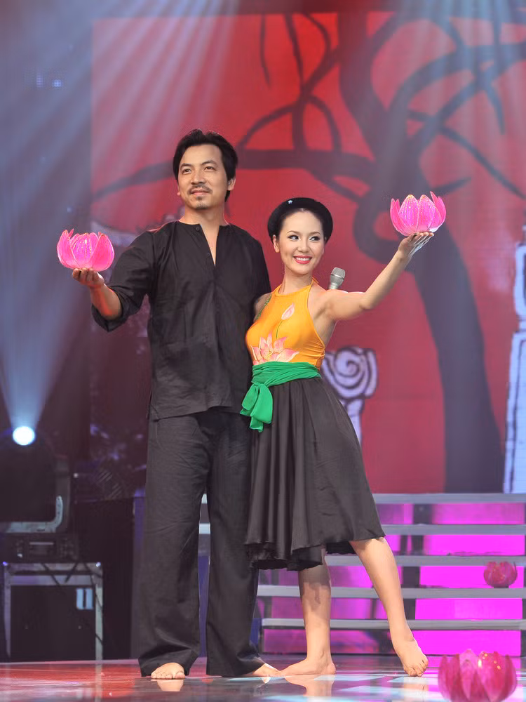 Cặp đôi hoàn hảo đêm thi với chủ đề rock và dân ca tối 30/10 mở màn bằng phần trình diễn của Giáo sư Cù Trọng Xoay (Đinh Tiến Dũng) và Phương Linh với "Đi cấy".