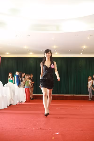 Hoàng Mỹ Linh - Hà Nội sải bước trước các bạn.