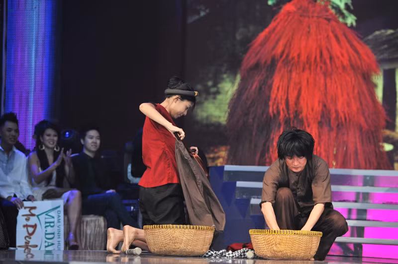 Sau đó, nhanh chóng thay trang phục ngay trên sân khấu...