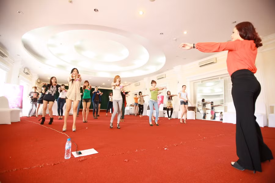 Người mẫu Thúy Hằng hướng dẫn người đẹp teen các kỹ năng bước trên sàn catwalk.