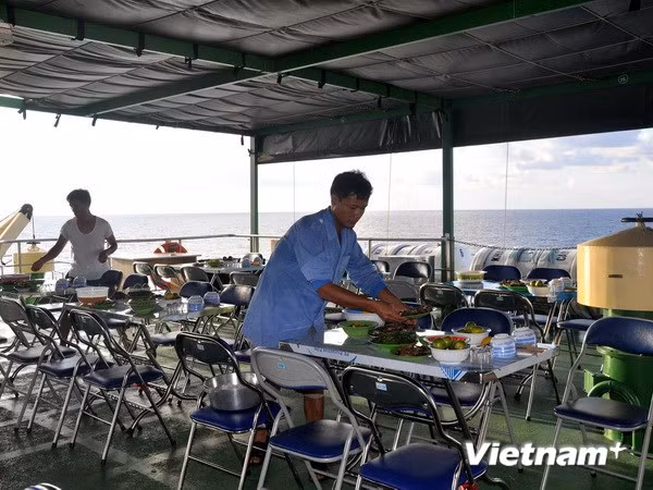 Chuẩn bị một bữa ăn cho khách trên tàu HQ 561. (Ảnh: Việt Đức/Vietnam+)